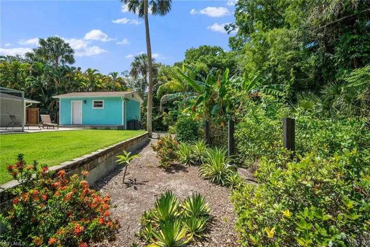 View of yard featuring an outdoor structure
