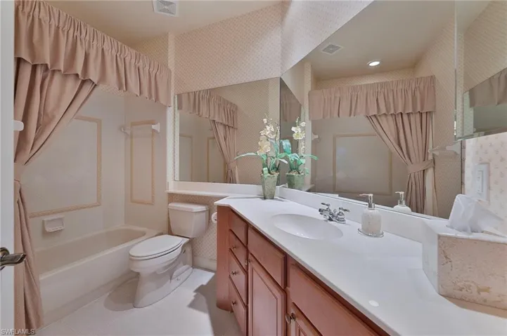 Guest bathroom with combination tub/shower