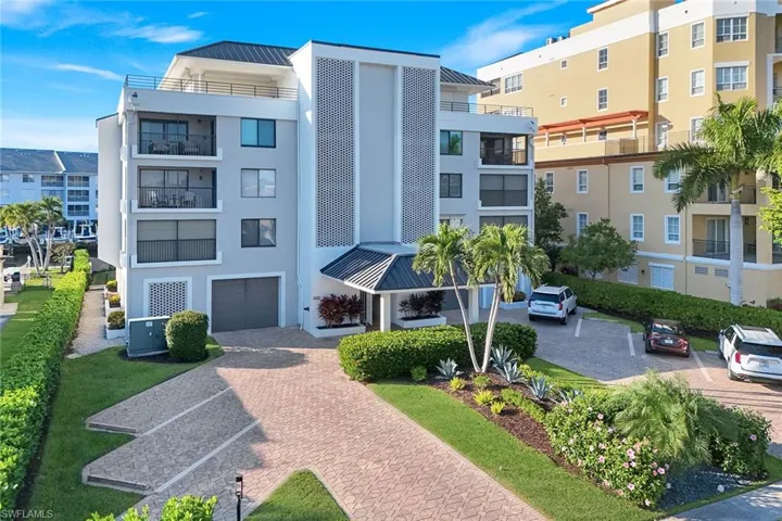 View of apartment building / complex