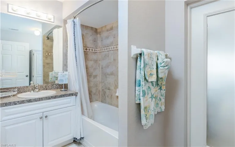 2nd Bathroom and pool bath