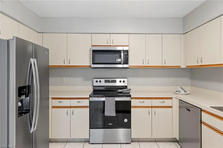 Brand new stainless appliances:  Refrigerator, Microwave, Stove/Oven and dishwasher-never used!