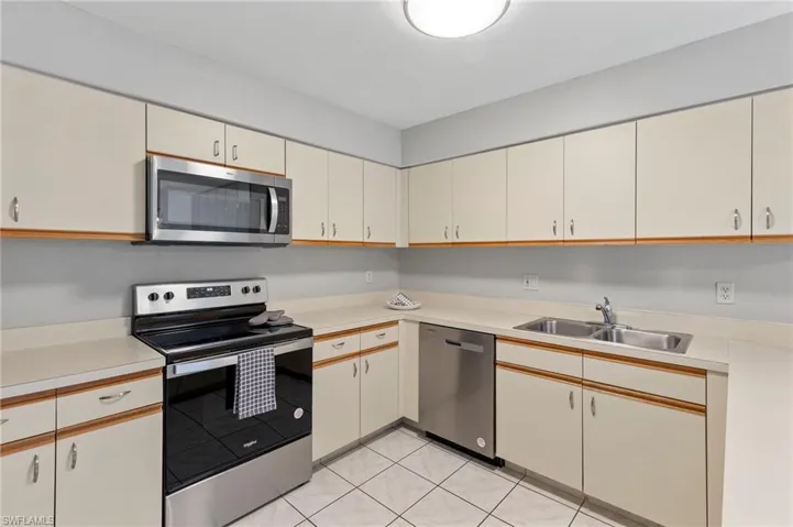 Spacious kitchen, great storage and brand new stainless appliances, never used!