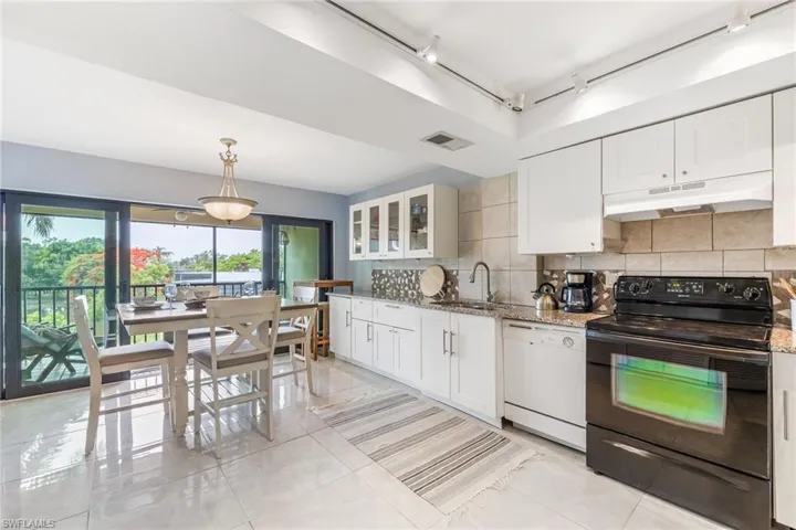 Lanai views from kitchen & dining areas