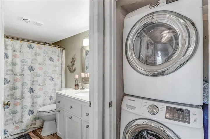 Stackable Samsung washer & Dryer.