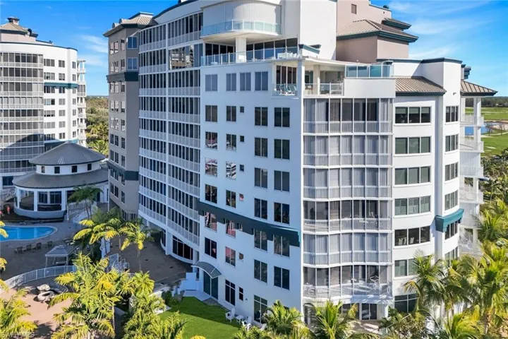 View of apartment building / complex