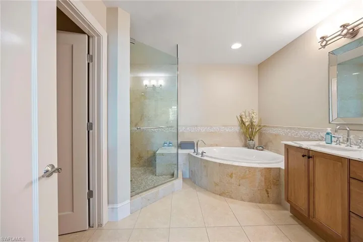 9123  Strada  PL, Naples, FL 34108