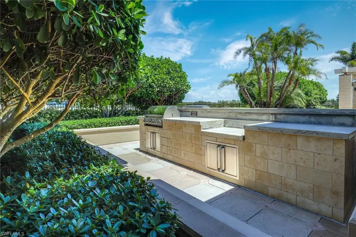 9123  Strada  PL, Naples, FL 34108