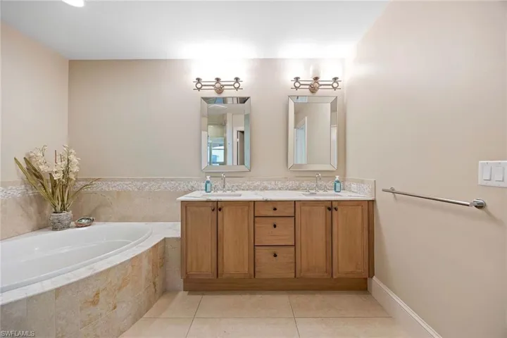 9123  Strada  PL, Naples, FL 34108