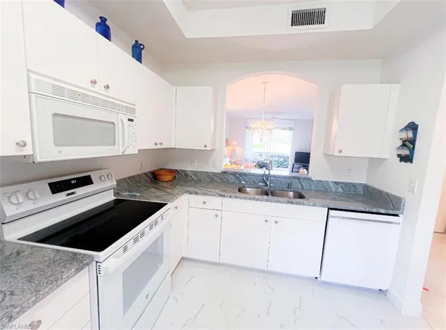NEW Oven/Stove in this bright spacious kitchen overlooking fountain view!