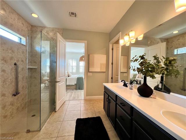 Double sink-walk in shower
