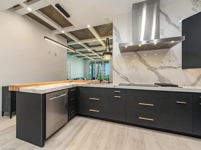 60 Seagate Dr 305, Naples, Florida 34103