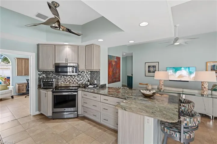 Convenient peninsula and breakfast bar.