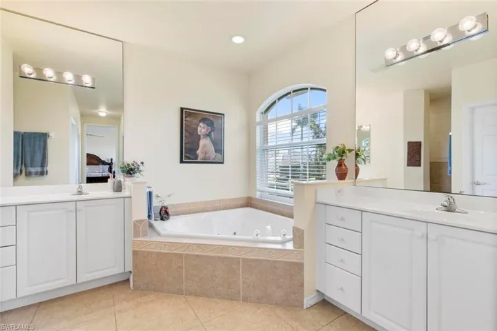 Master bath ensuite jetted bathtub