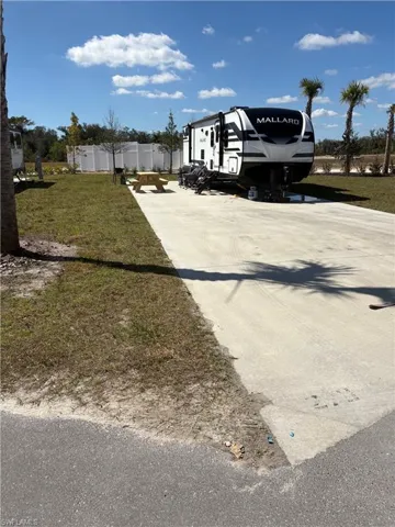 View of yard with driveway