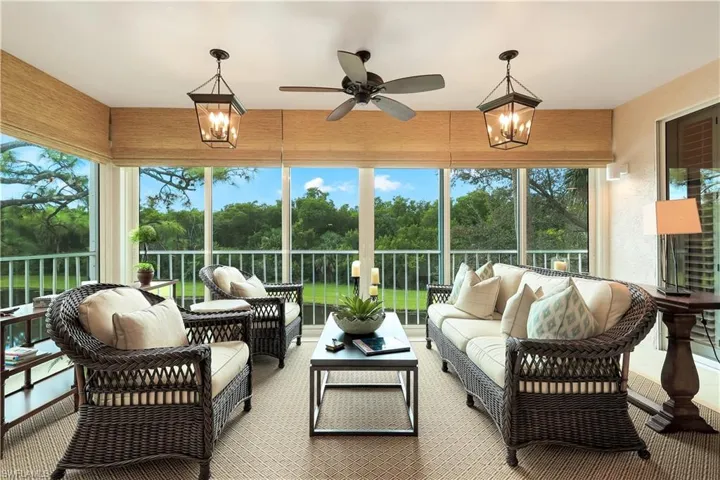Sunroom featuring outdoor lounge area and ceiling fan