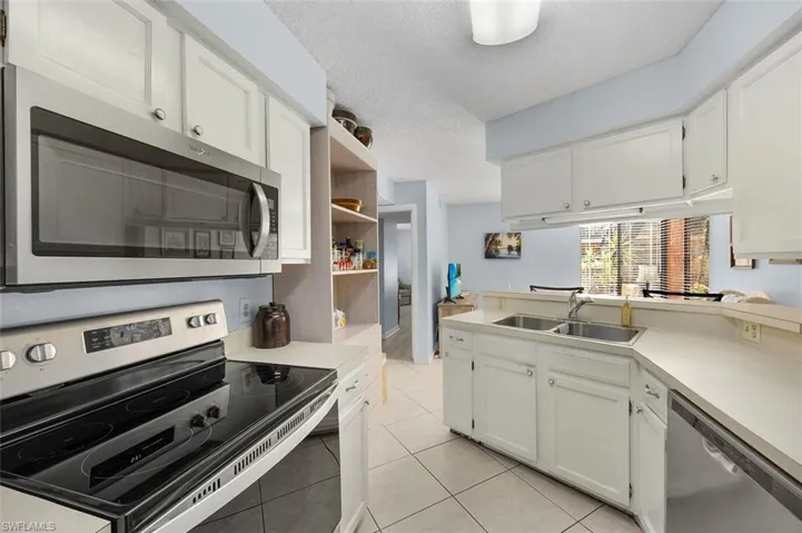 114 Cypress Way E D3, Naples, Florida 34110