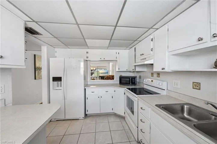 Bright spacious kitchen