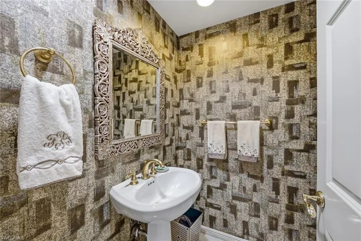 7225  Pelican Bay  BLVD, Naples, FL 34108