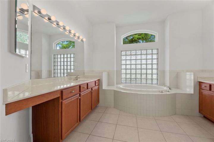 Master Bath w/Dual Vanities, large soaking tub