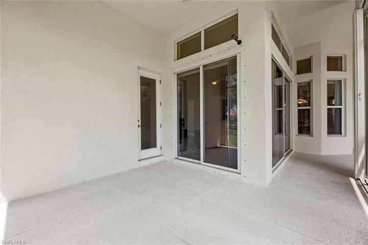 Covered lanai, room to entertain
