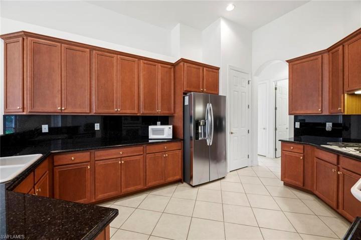 Kitchen w/granite counter tops and back splash