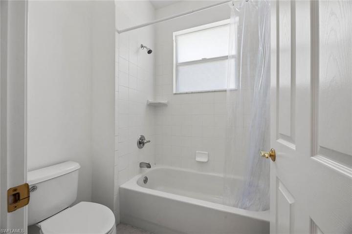 Guest bath Jack-n-Jill tub w/shower