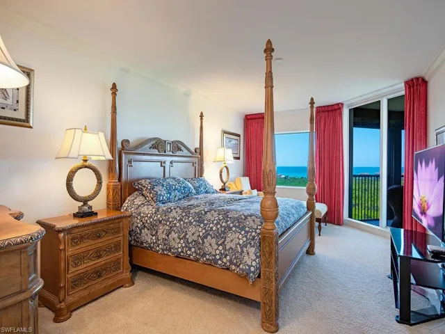 7425  Pelican Bay  BLVD, Naples, FL 34108
