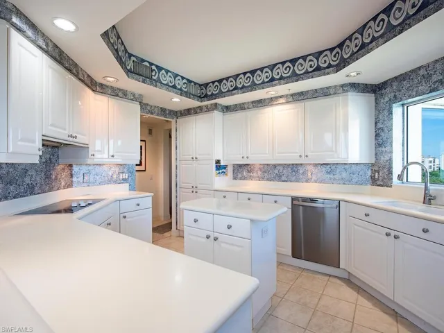 7425  Pelican Bay  BLVD, Naples, FL 34108