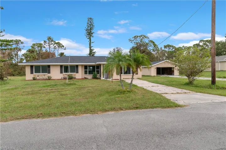 Ranch-style house with a front yard