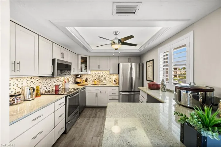 Nicely appointed kitchen with dimmable under cabinet lighting