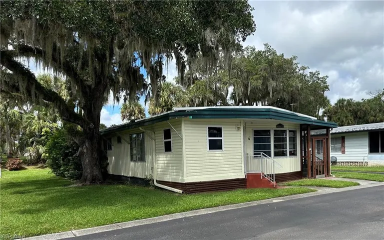 Manufactured / mobile home featuring a front lawn