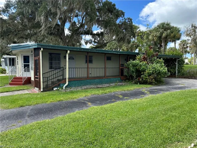 View of front of property featuring a front yard