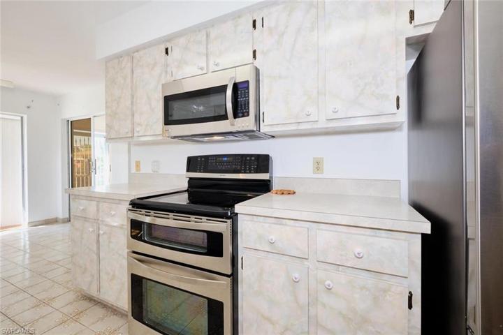 4528 SE 9th AVE, CAPE CORAL FL 33904