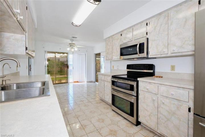 4528 SE 9th AVE, CAPE CORAL FL 33904