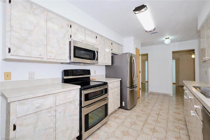 4528 SE 9th AVE, CAPE CORAL FL 33904