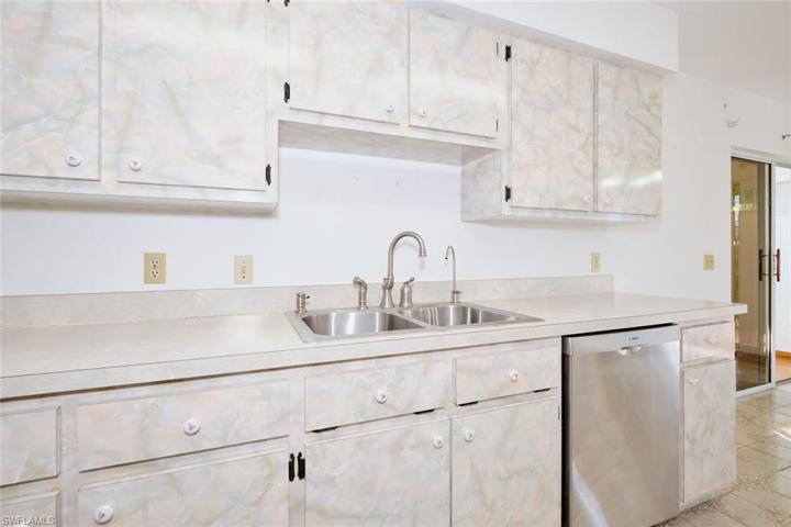 4528 SE 9th AVE, CAPE CORAL FL 33904