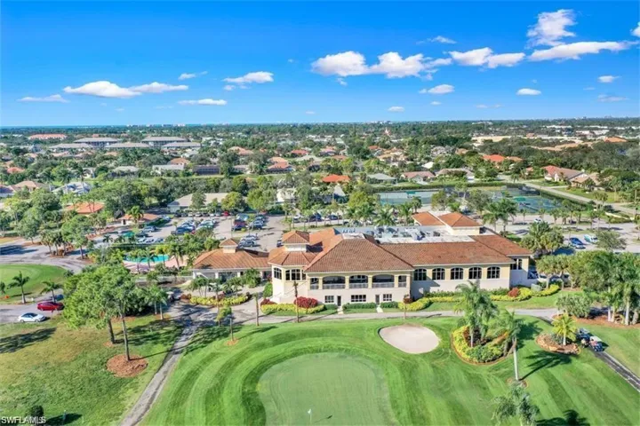 Spanish Wells Golf & Country Club is conveniently located - close to shopping, dining and the world famous Barefoot Beach!
