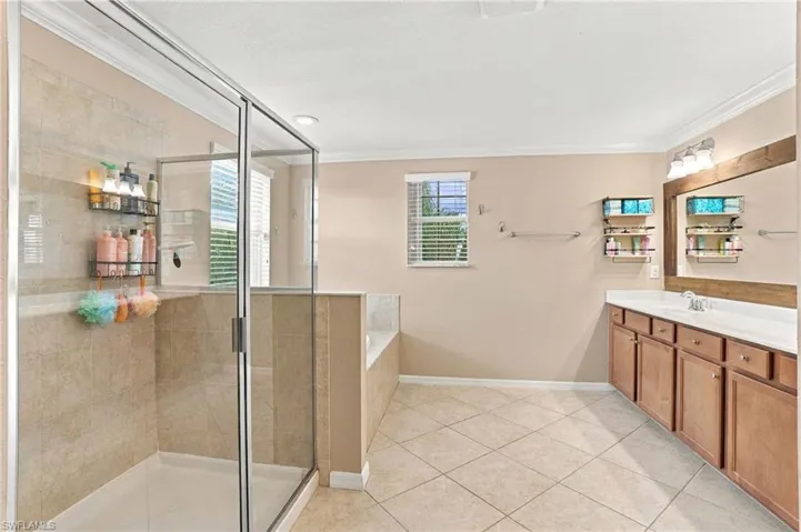 2446 Heydon Cir E, Naples, Florida 34120