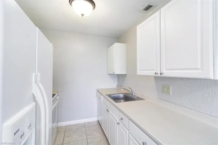 4625  Bayshore  DR, Naples, FL 34112