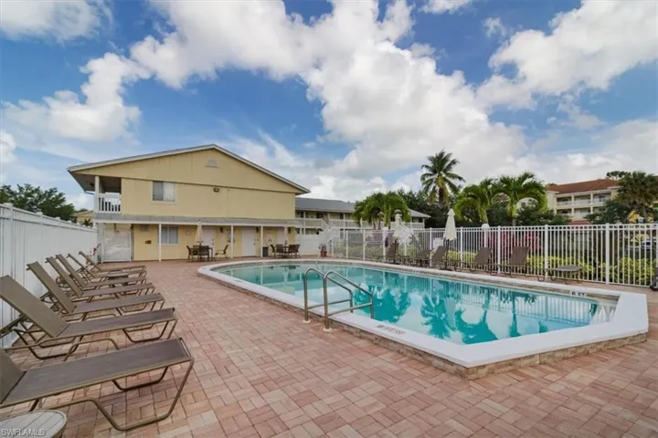 4625  Bayshore  DR, Naples, FL 34112
