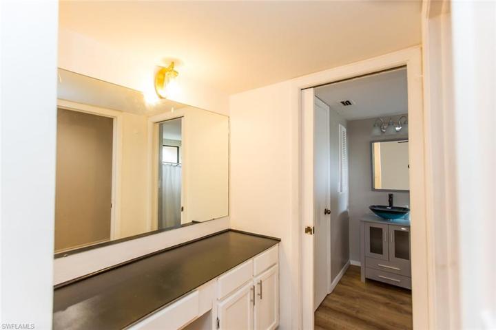 Vanity & walk in closet