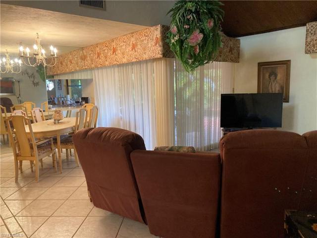 FRONT LIVINGROOM