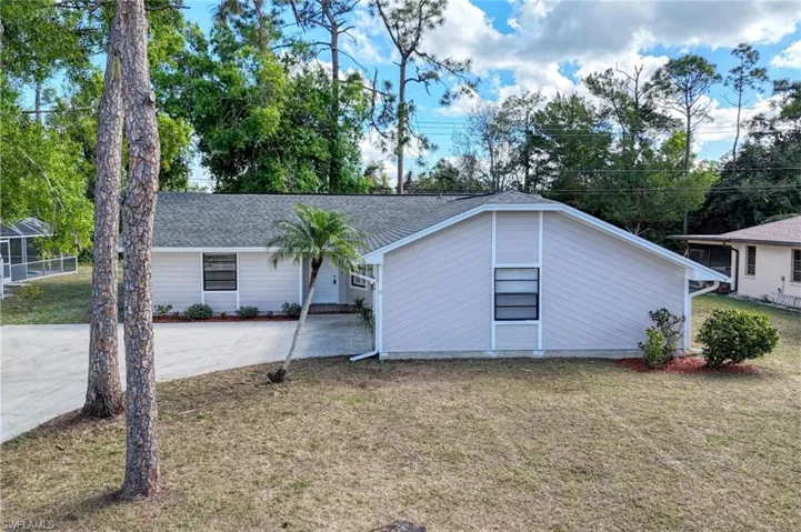 8826  Fordham  ST, Fort Myers, FL 33907