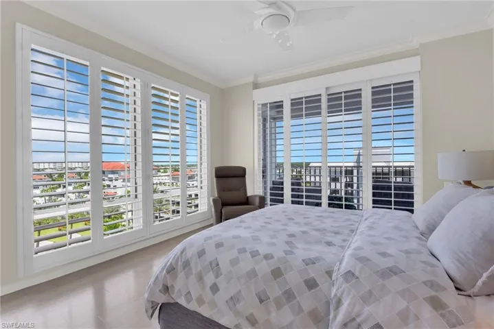 9811 Gulf Shore Dr Ph 2, Naples, Florida 34108