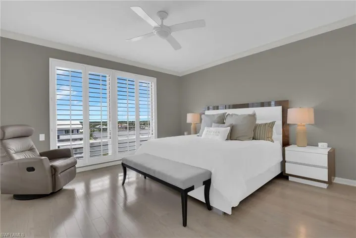 9811 Gulf Shore Dr Ph 2, Naples, Florida 34108