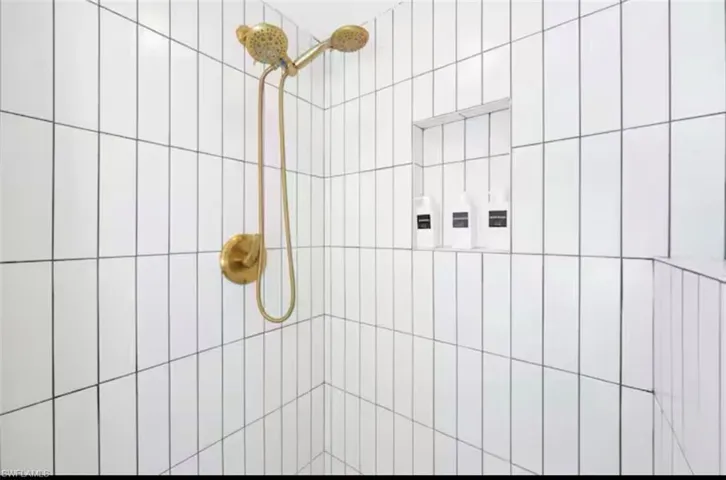 Full bathroom featuring a tile shower