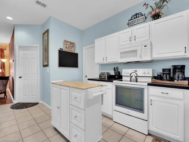Kitchen w/ Auxiliary Island