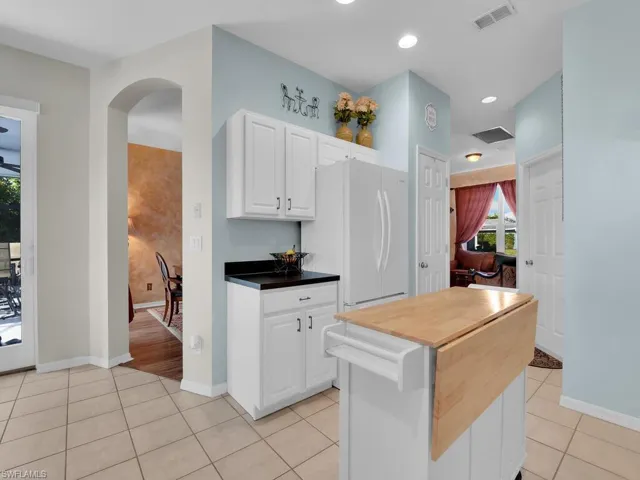 Kitchen w/ Pantry