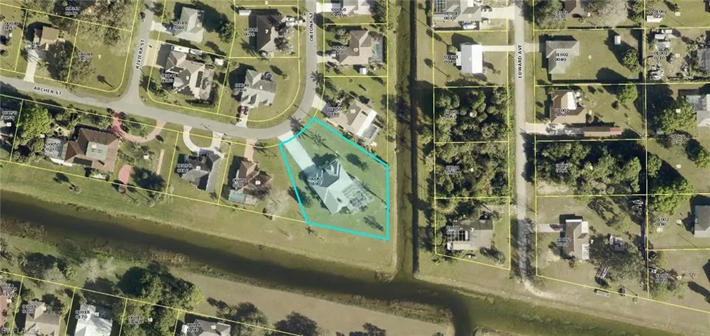 Overhead view showing oversized lot on intersecting canals.