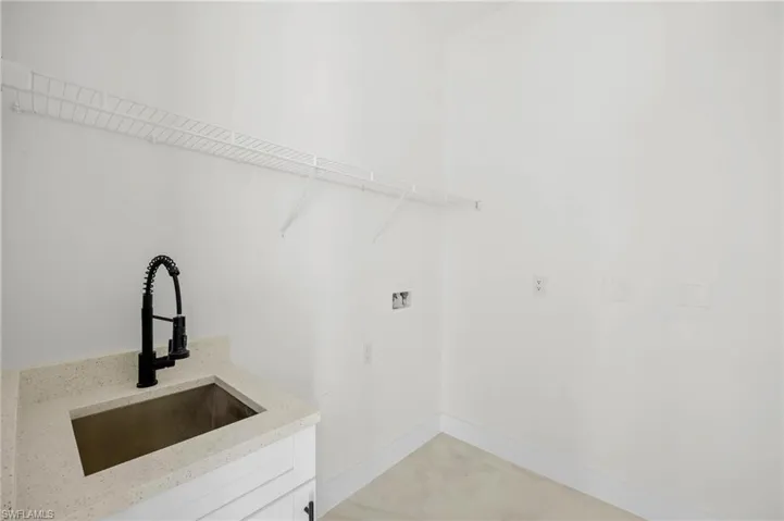 Laundry area featuring baseboards and washer hookup